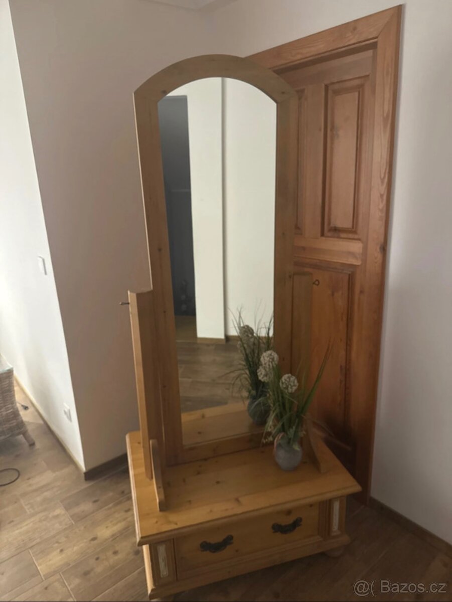 Stylové zrcadlo z masivního dřeva