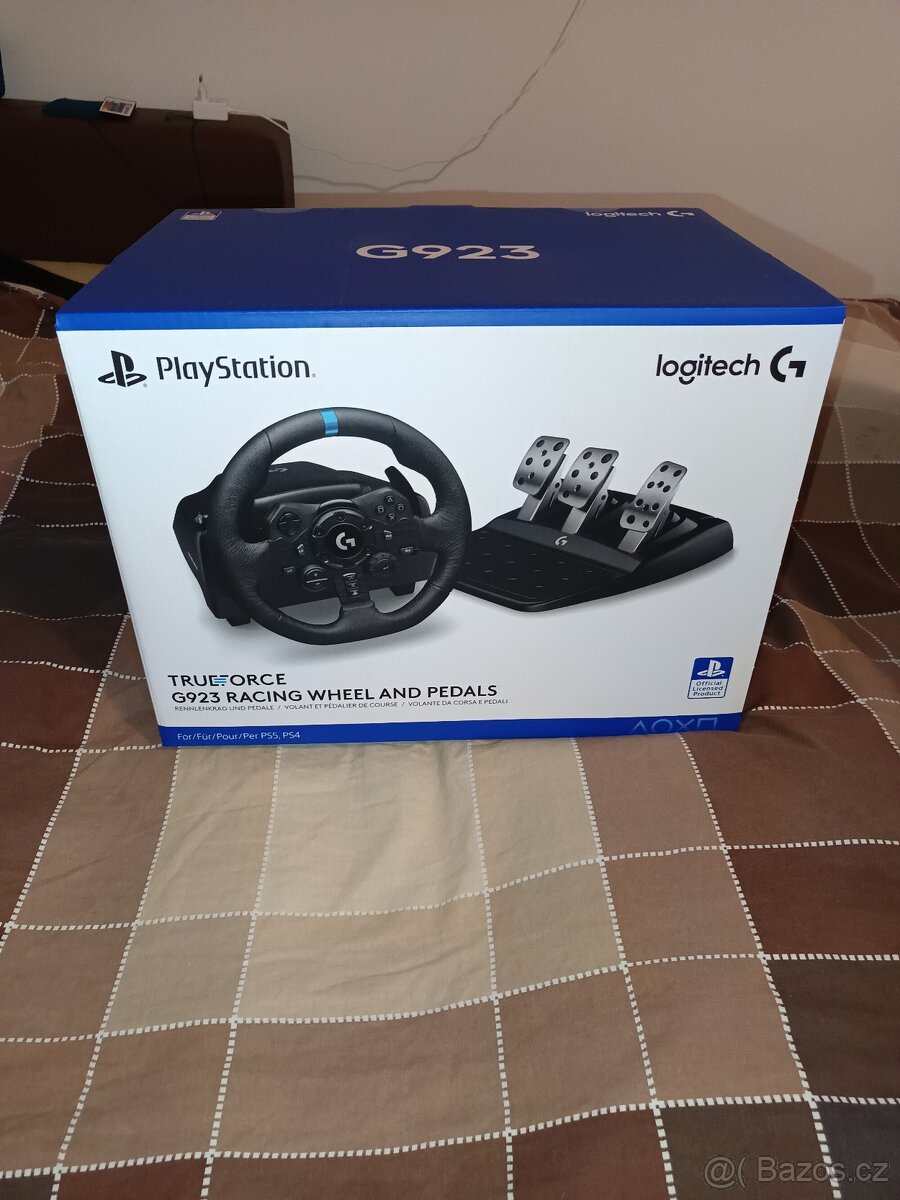 Logitech G923 Racing Wheel and Pedals (PS5/PS4/PC)