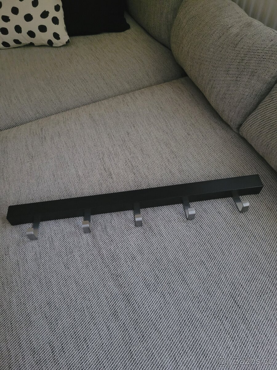 Černý věšák na zeď zn. IKEA