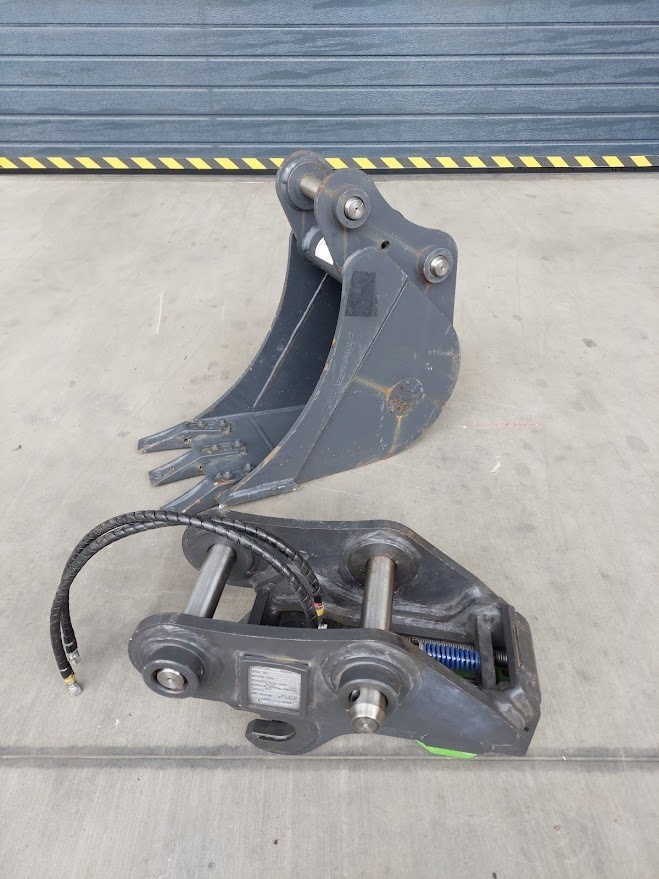 Hydraulický rychloupínák + lžíce 30cm na minibagr 3T