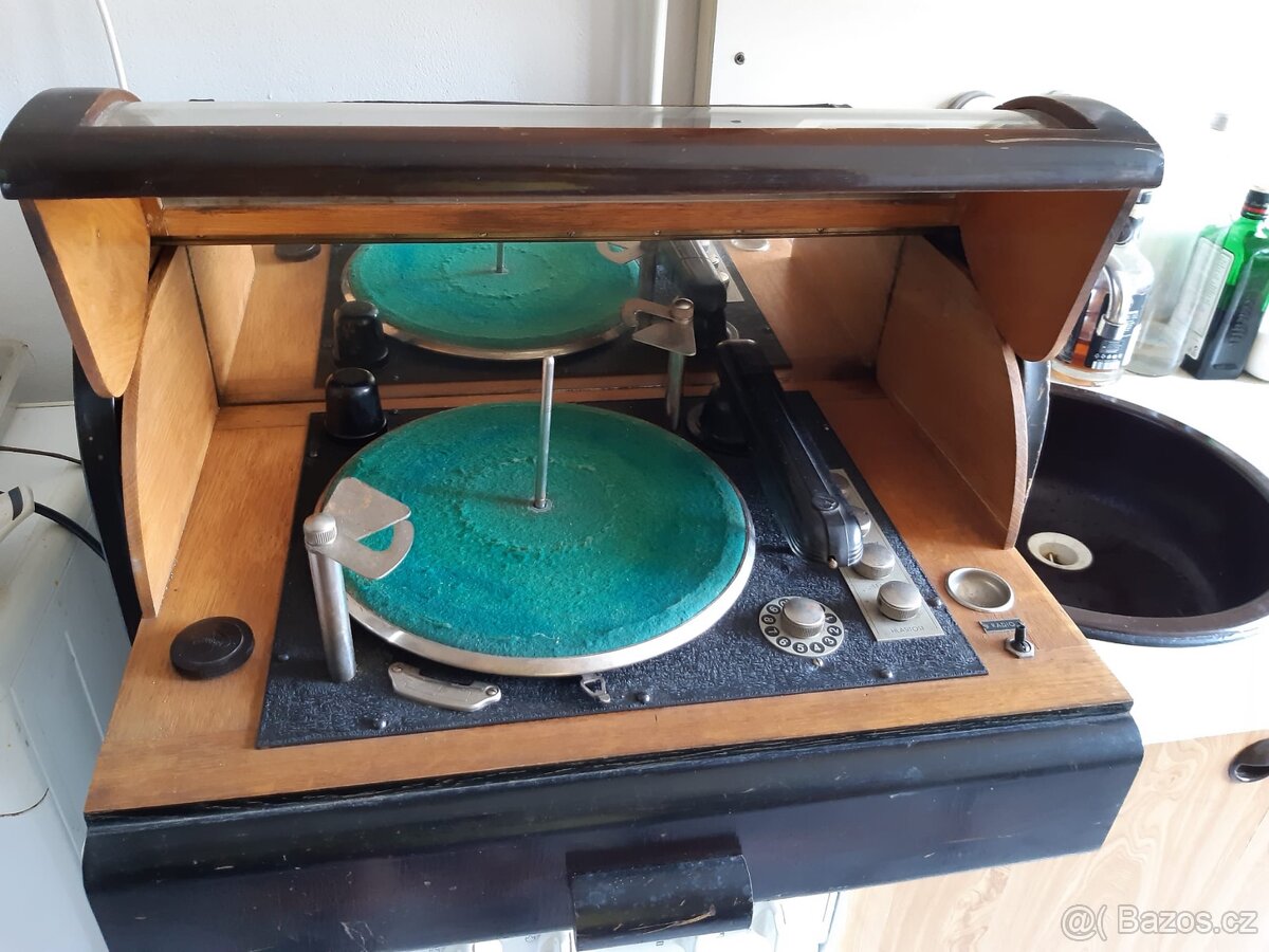 Starožitný gramofon na 10 šelakových desek