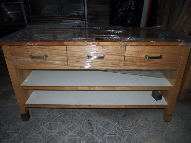 dřevěný stůl se šuplíky