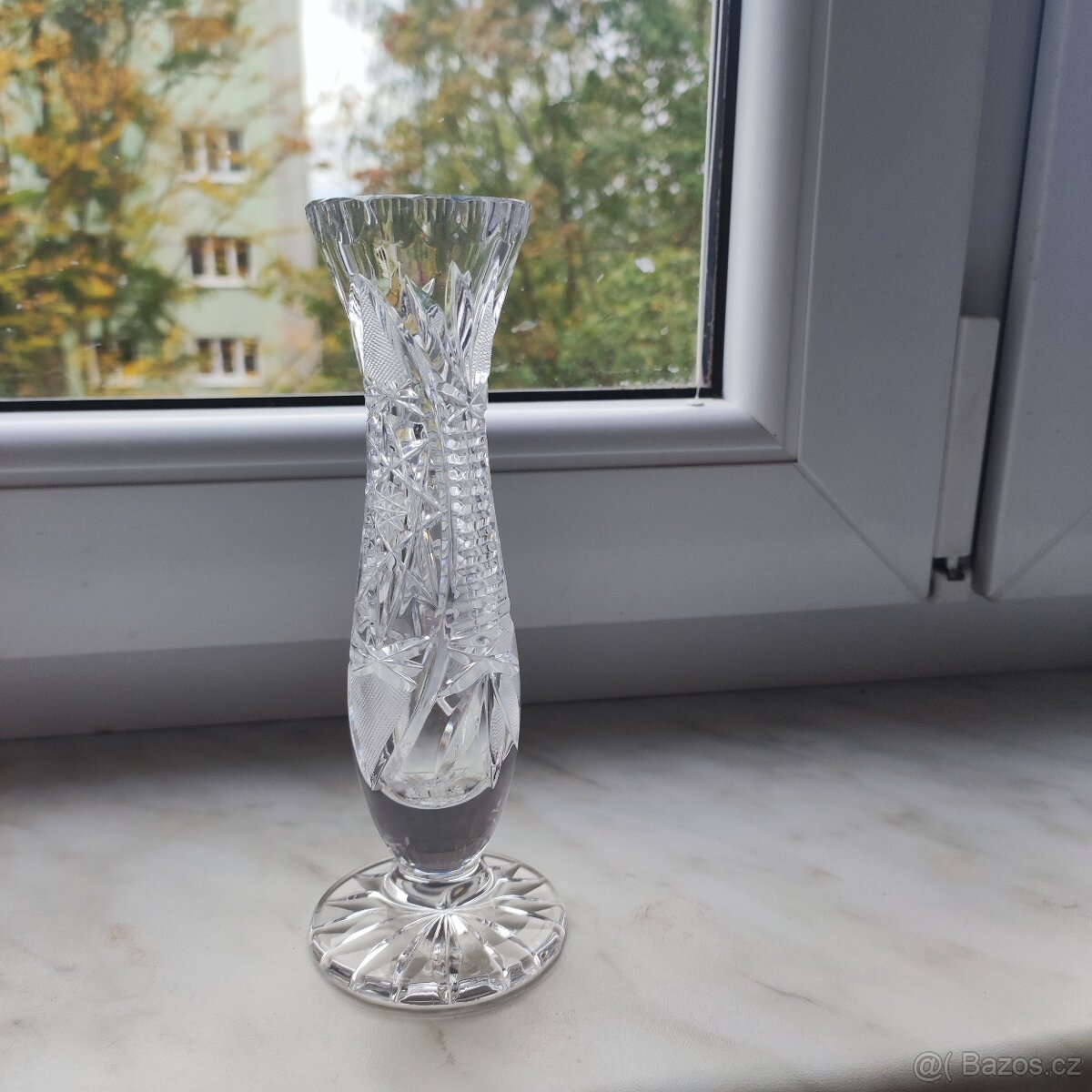 menší broušena váza na jeden květ