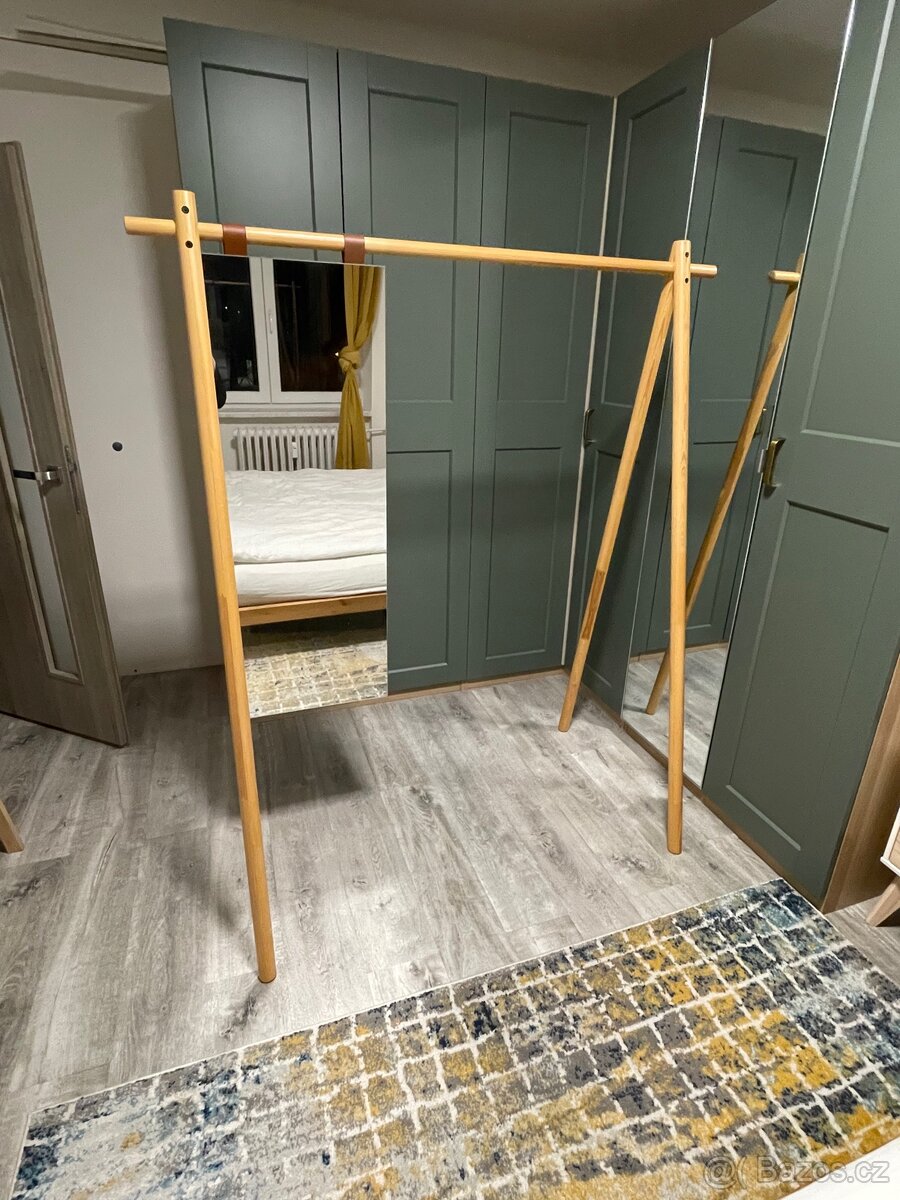 Stojan na oblečení se zrcadlem