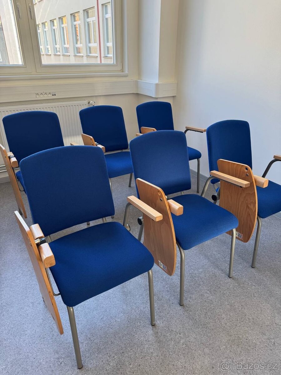 Židle s psací deskou