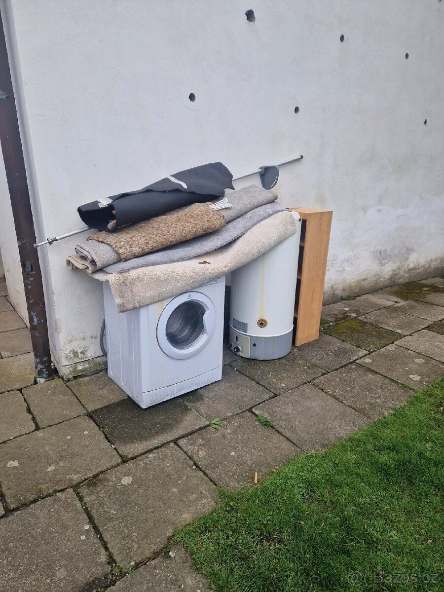 Stará pračka a bojler