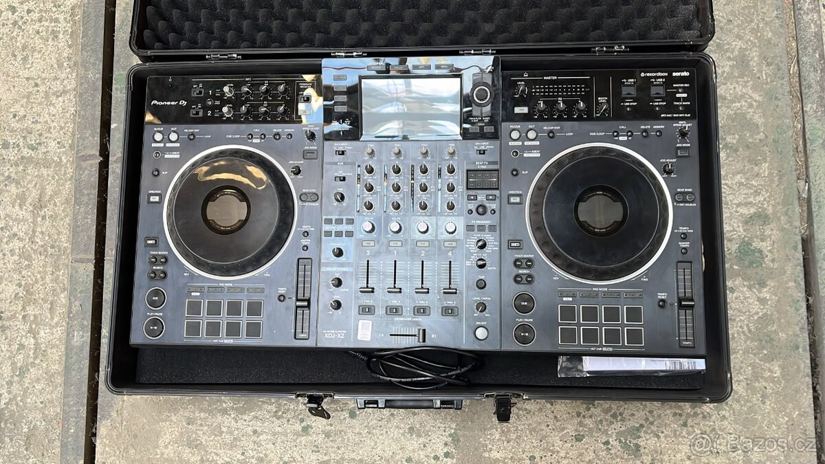 Pioneer DJ XDJ-XZ + UDG flight case