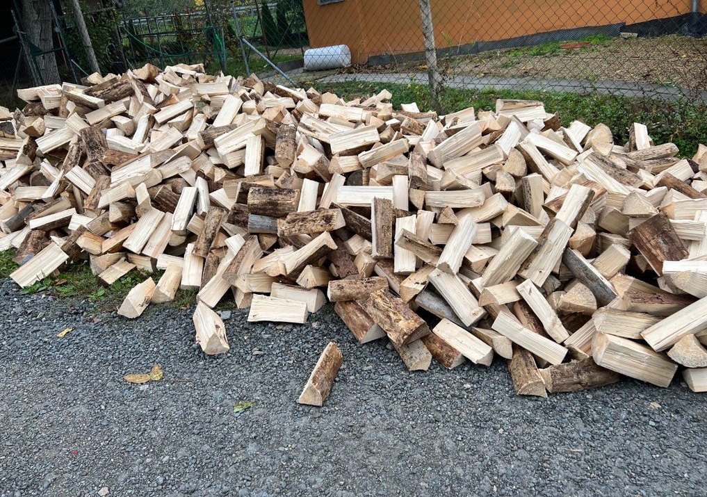 Topení levně suché dřevo