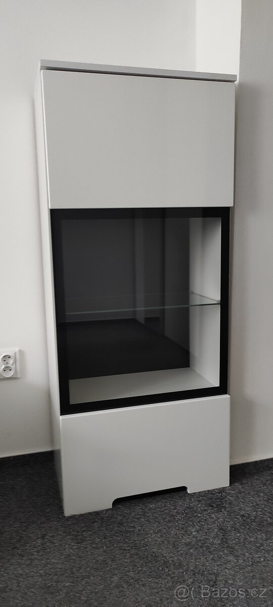 Nová moderní závěsná skříňka - bílý lesk, sklo, podsvícení