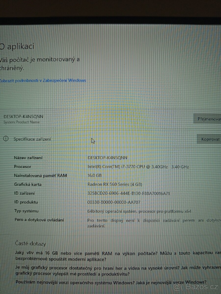 Herní PC, s monitorem a příslušenstvím.