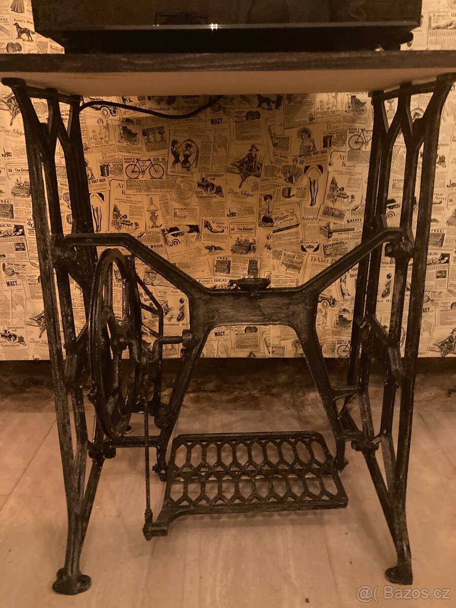 Vintage stůl ze šicího stroje