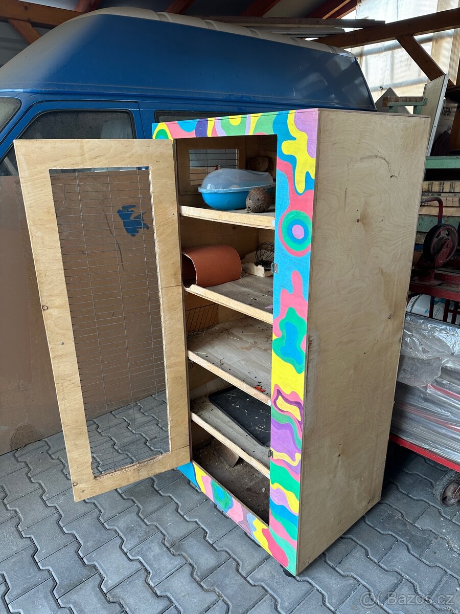Prodám krásnou klec na kolečkách