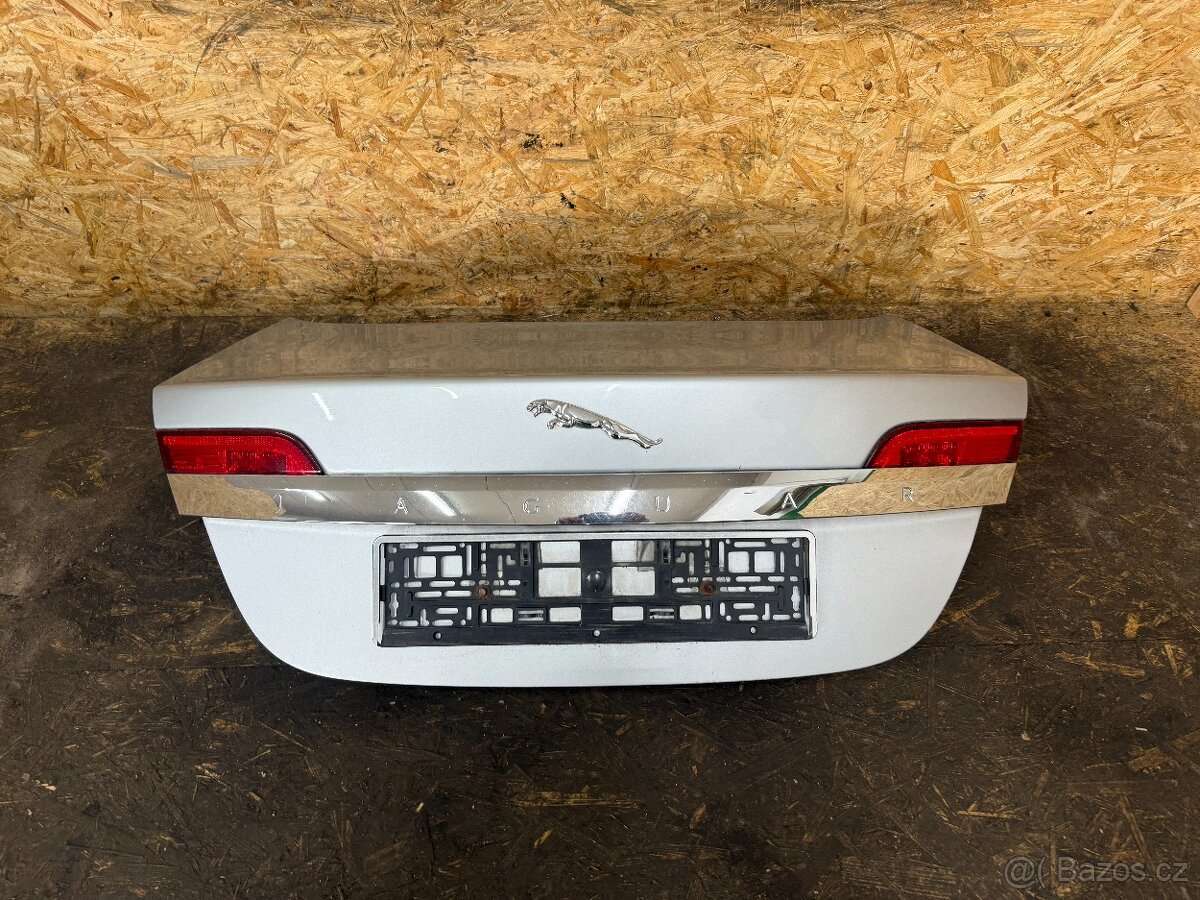 PÁTÉ DVEŘE KUFRU JAGUAR XF MEE 2009