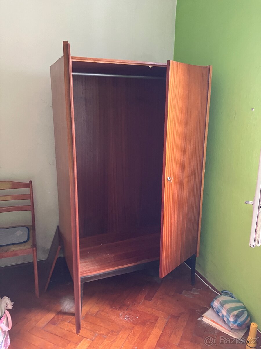 Starožitná skříň