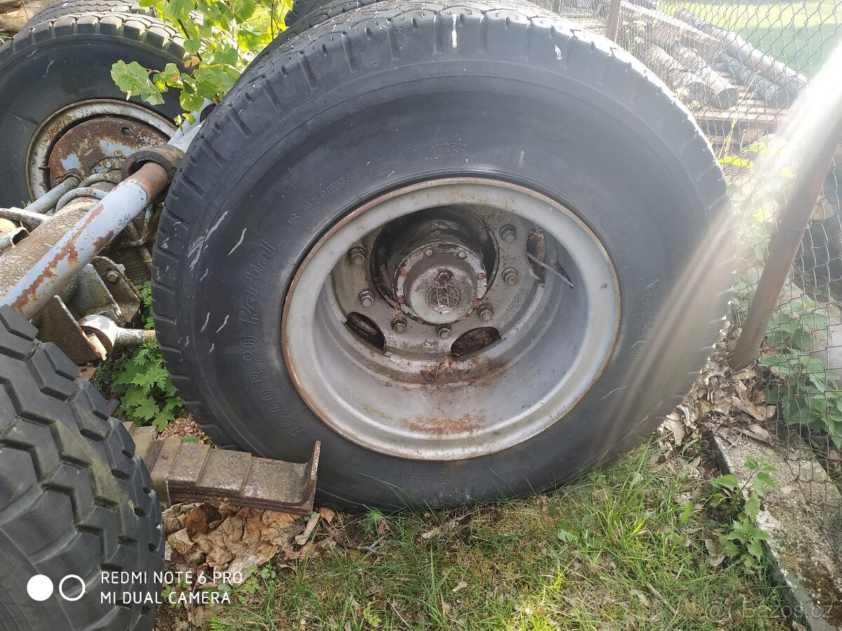 Nápravy na návěs nebo káru.