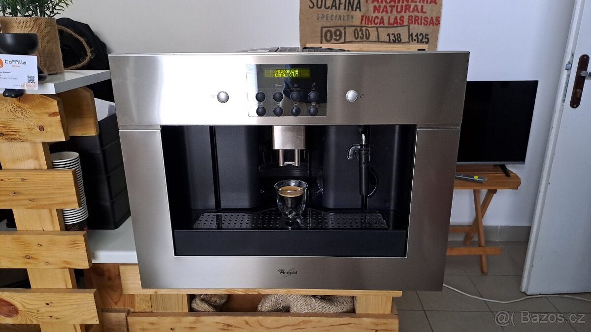Vestavný automatický kávovar Whirpool (delonghi)