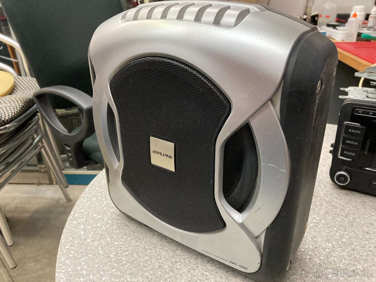 Aktivní Subwoofer Alpine SWE-1000 - zadáno