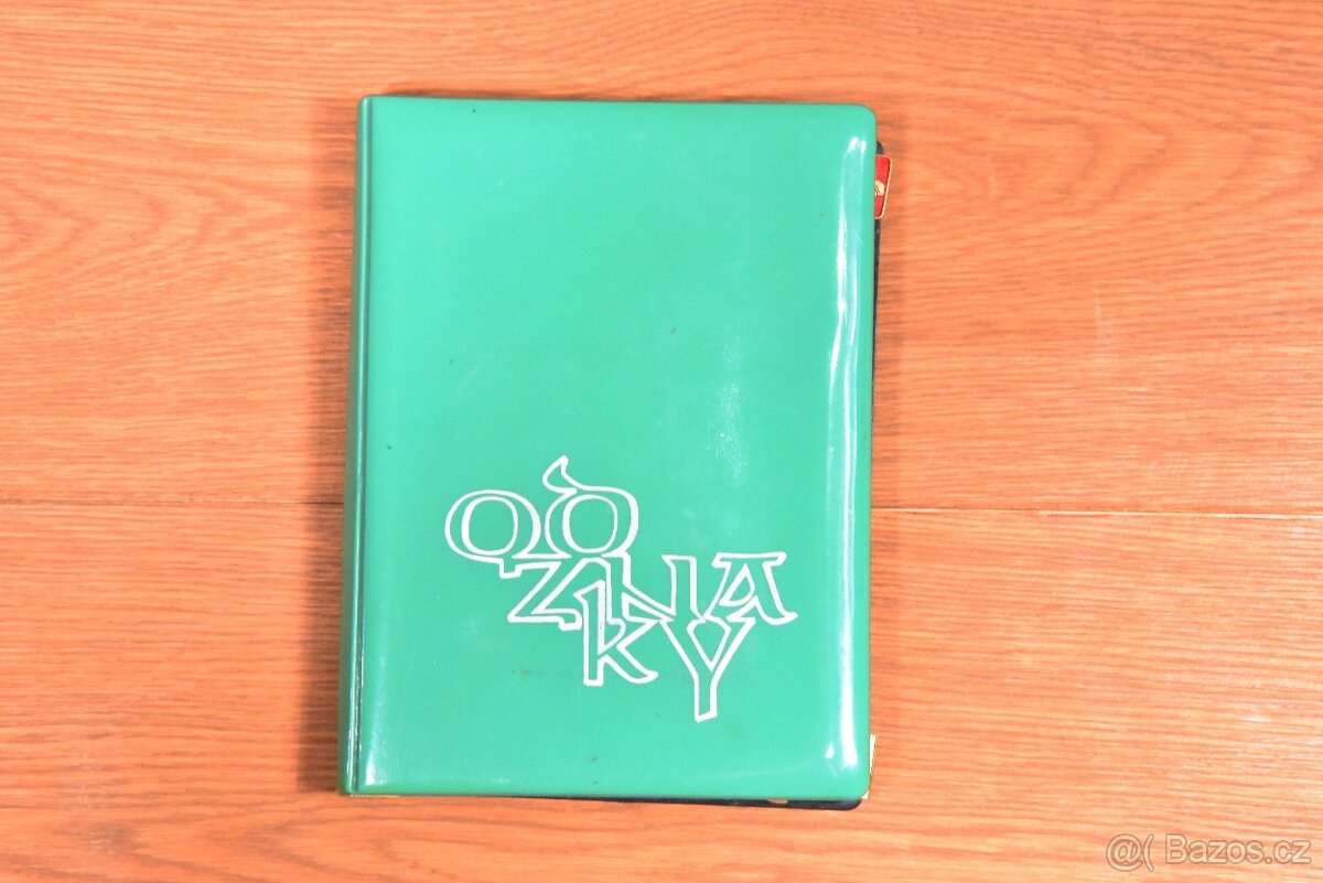 Staré retro album odznaků z roku 1980