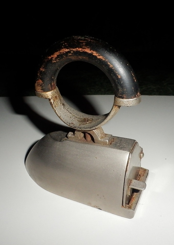 Starožitná menší žehlička s nahřívací cihličkou