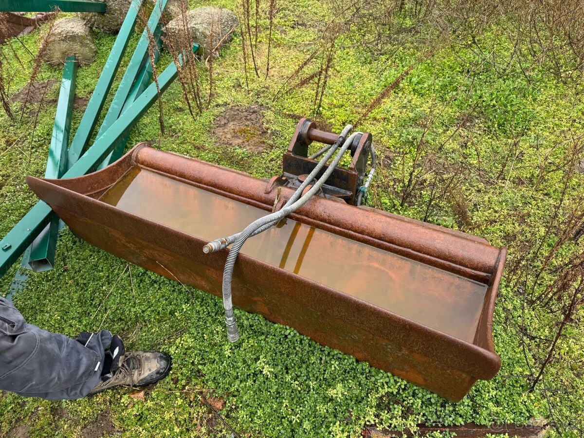 Naklápěcí svahová lžíce