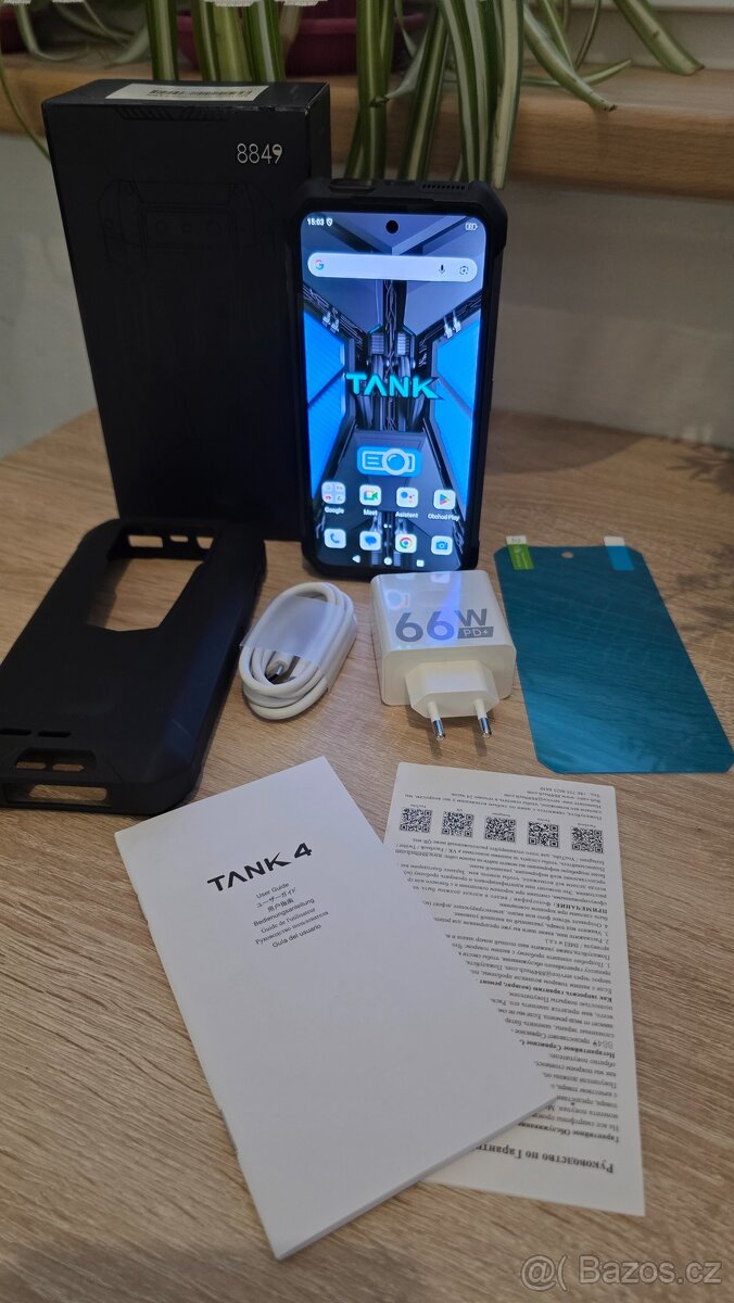 Odolný telefon s projektorem Tank4 TOP STAV