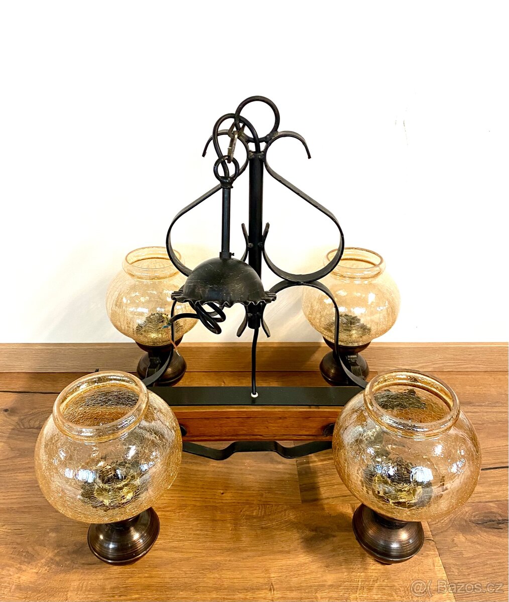 Starý mohutný kovaný lustr