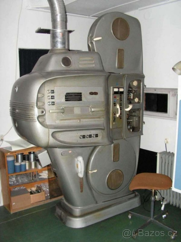 Koupím promítací stroj Meopta UM70/35 širokoúhlého kina 70mm