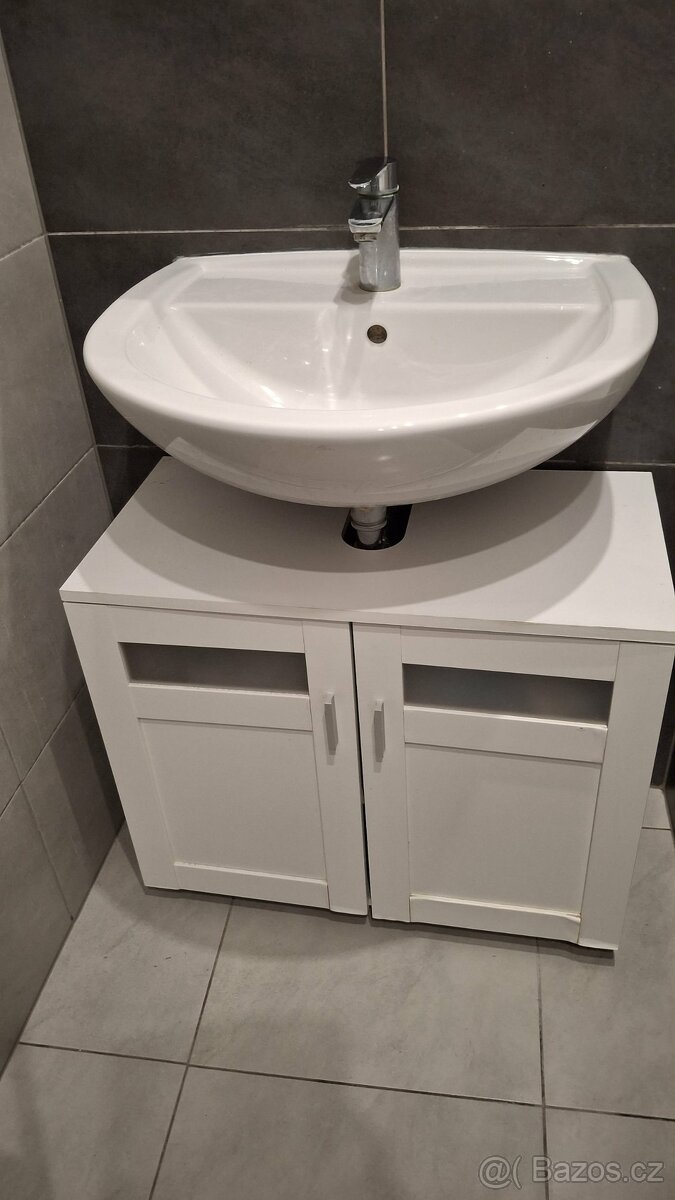 Keramické umyvadlo a skříňka, vana a WC