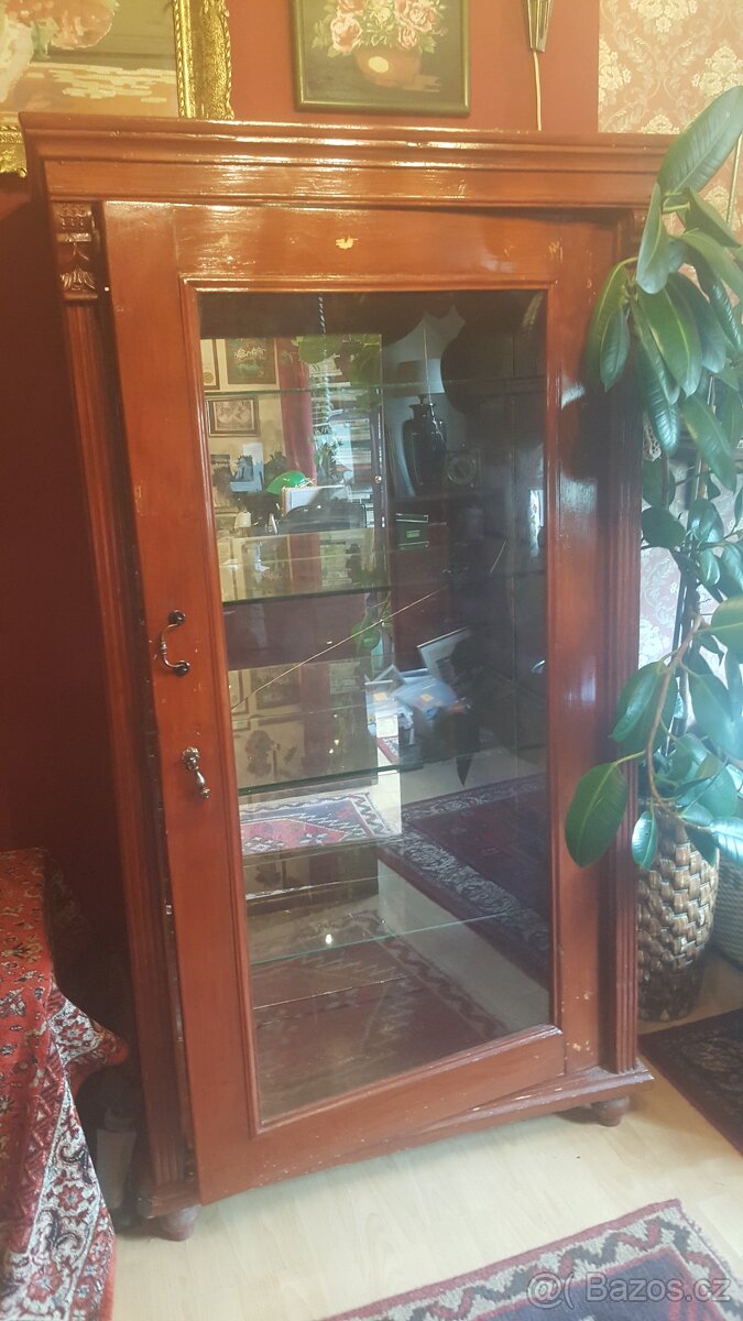 Dřevěná prosklená vitrýna