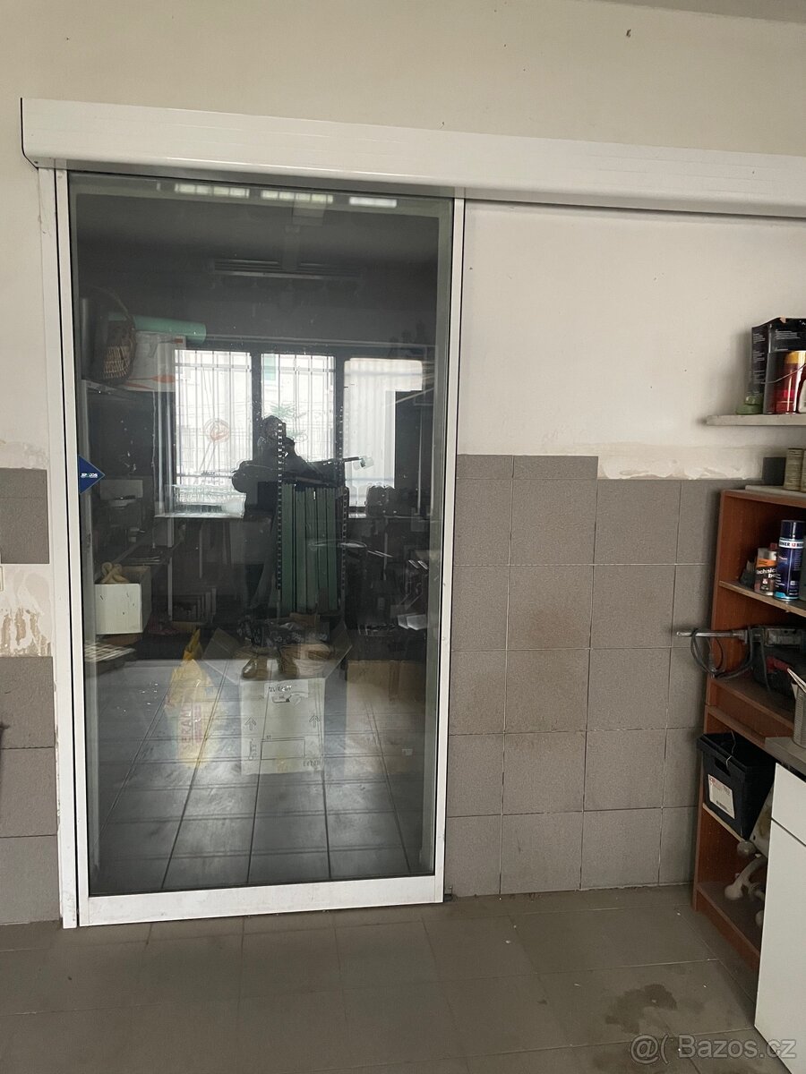 Prosklené posuvné dveře na fotobuňku