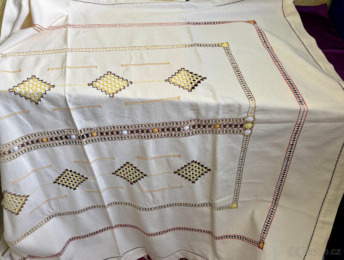 Ručně vyšívaný velký ubrus 156 x 129 cm