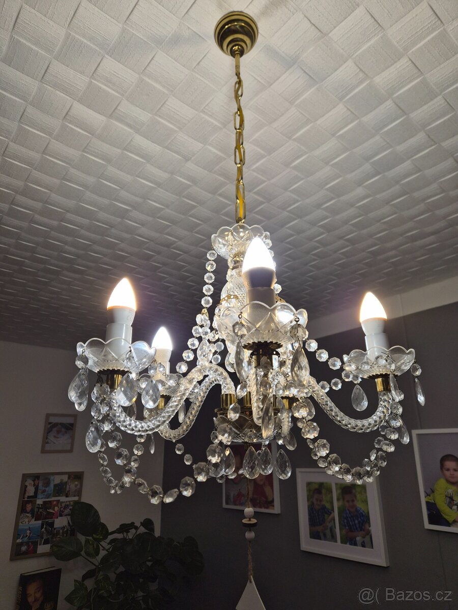 křišťálový ustr