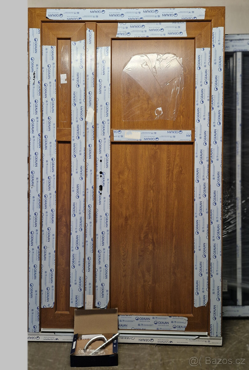 Dveře vchodové plastové Gealan dvoukřídlé zlatý dub