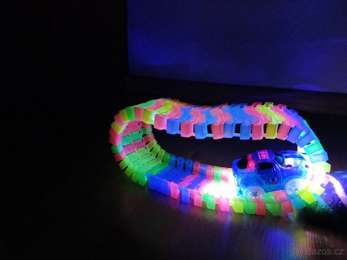 Multifunkční autodráha a dvě autíčka