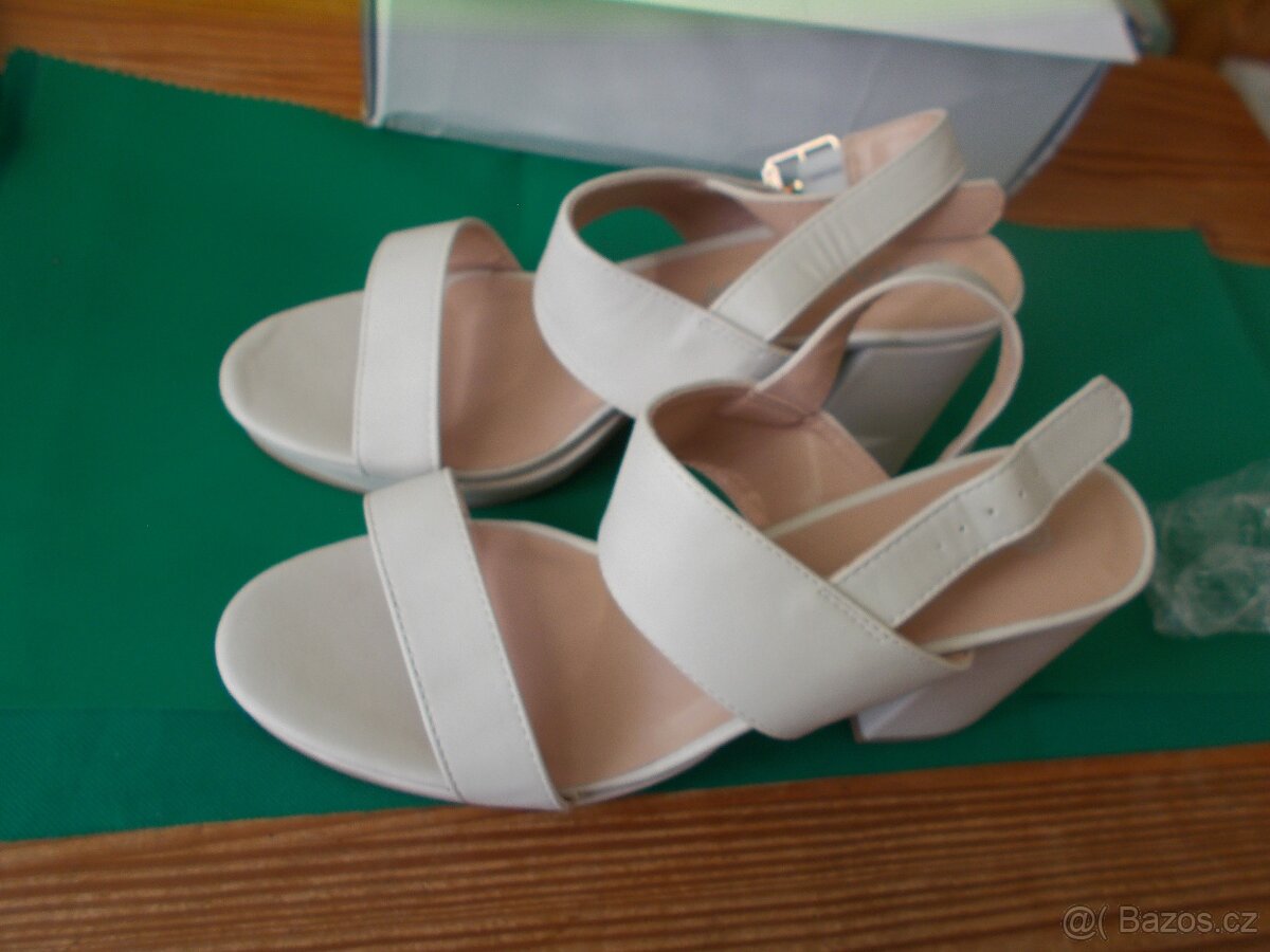NOVÉ DÁMSKÉ SANDÁLE BÍLÉ