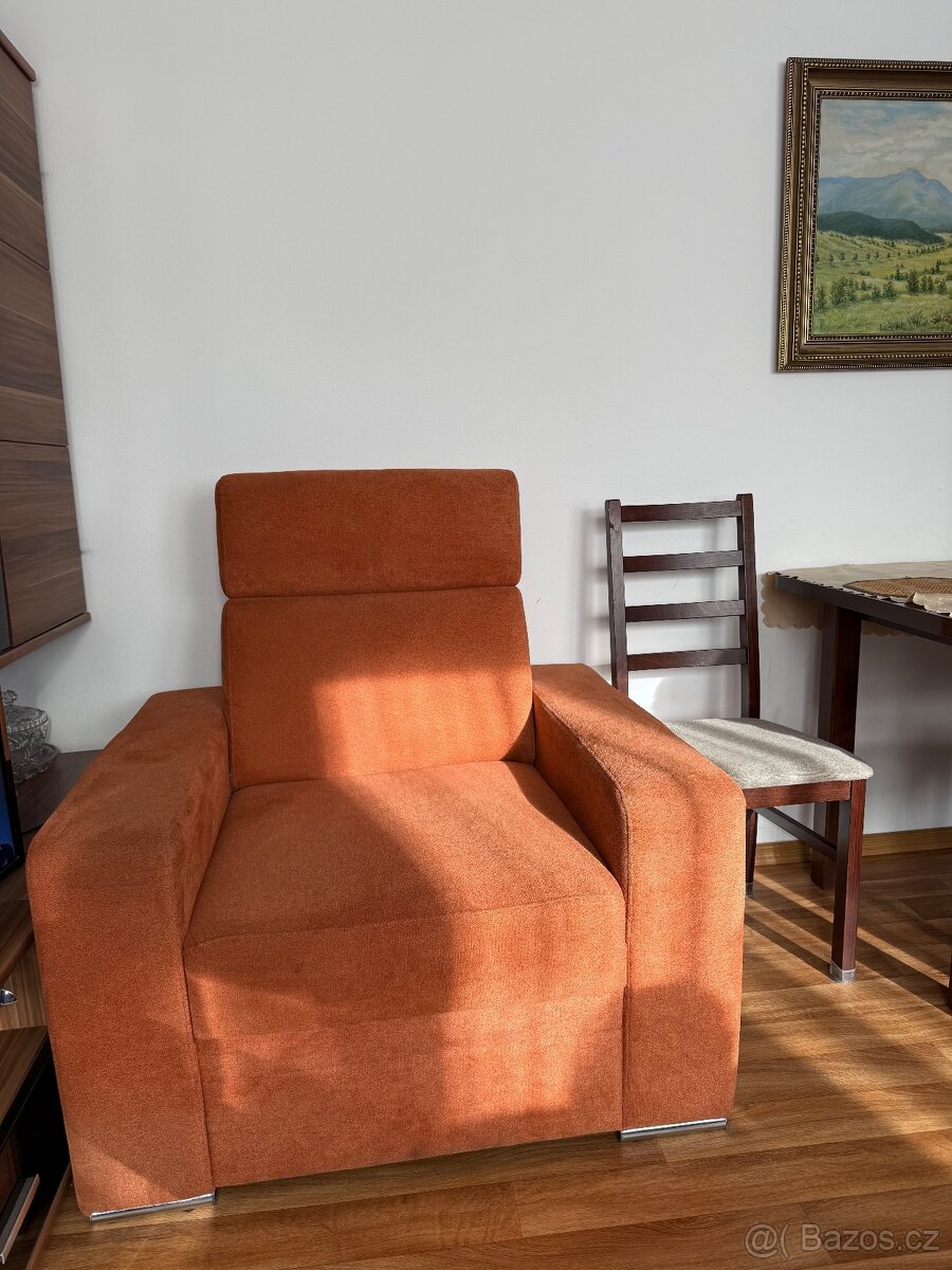 Oranžové křeslo