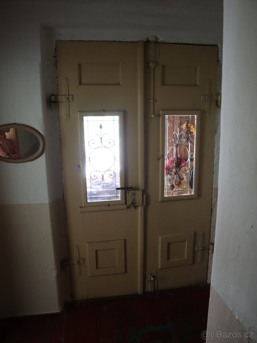 Staré vstupní dveře