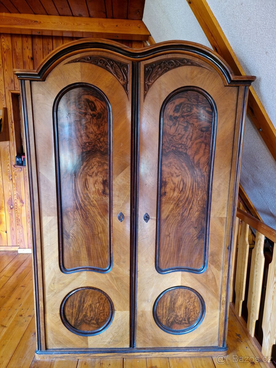 starožitná šatní skříň