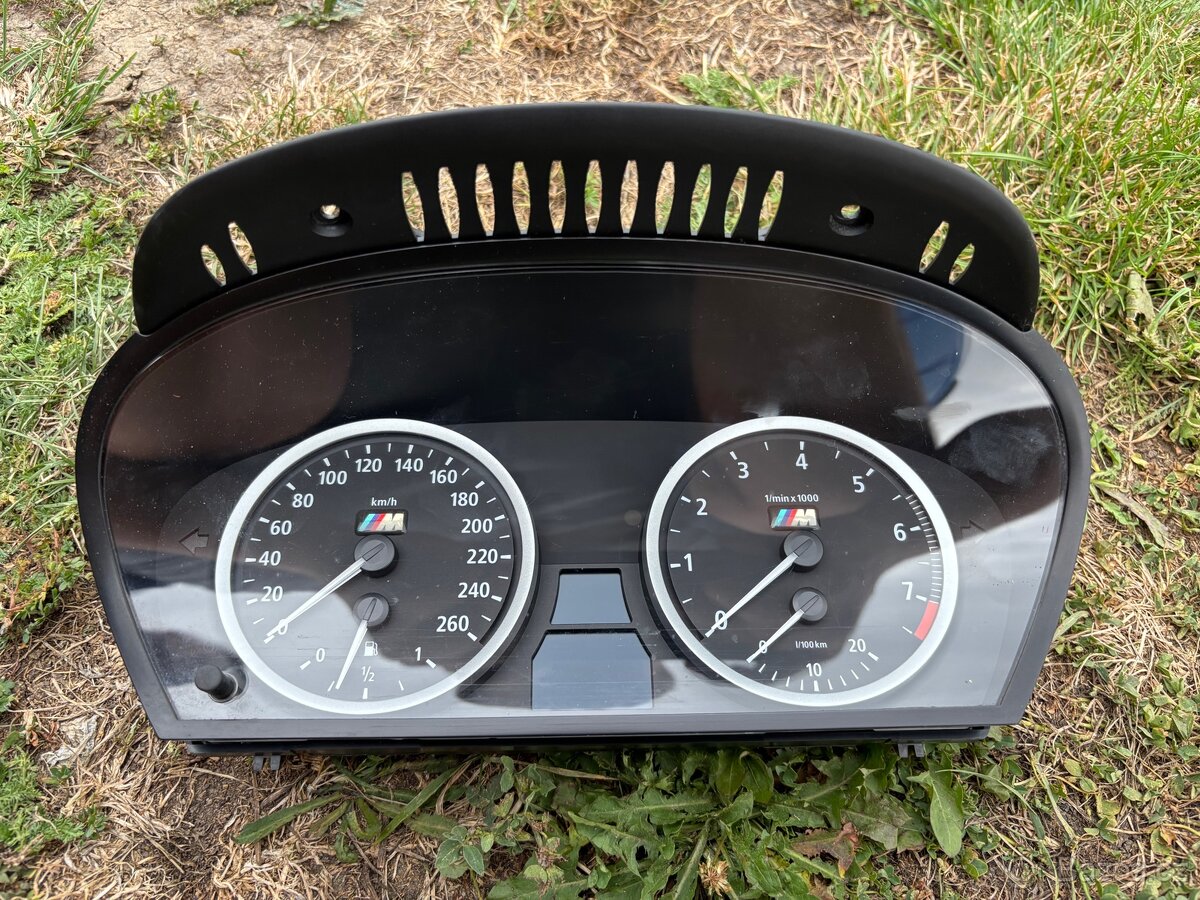 BMW e60/61 530i budíky.