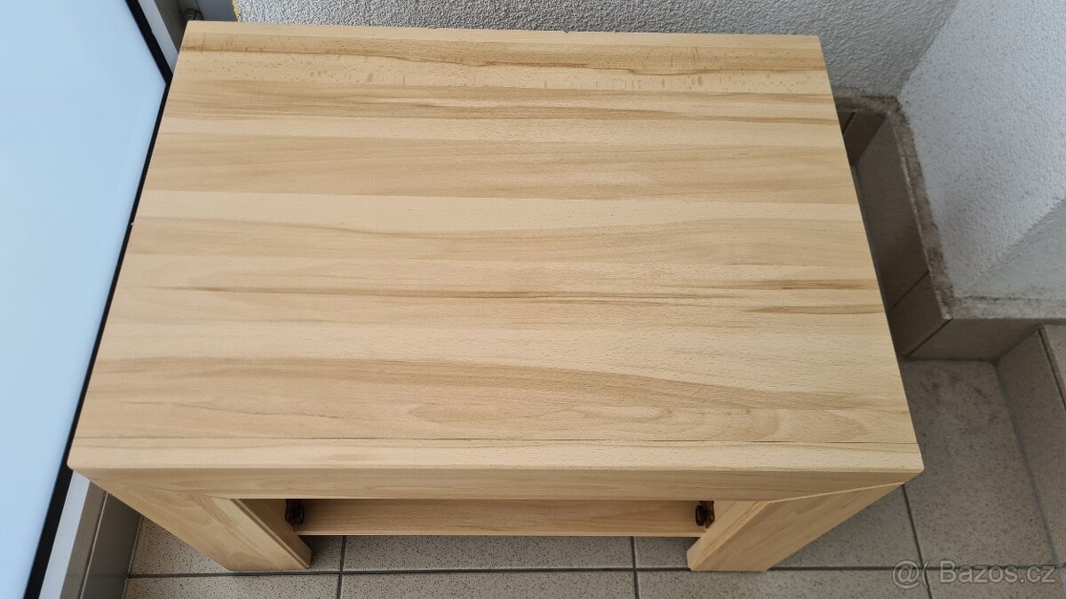 Noční stolek k posteli, ložnice