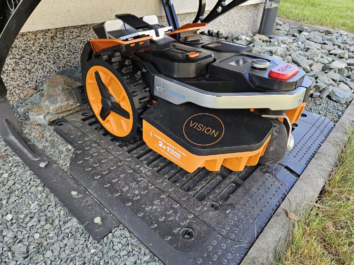 Robotická sekačka Worx Landroid Vision M800 WR208E