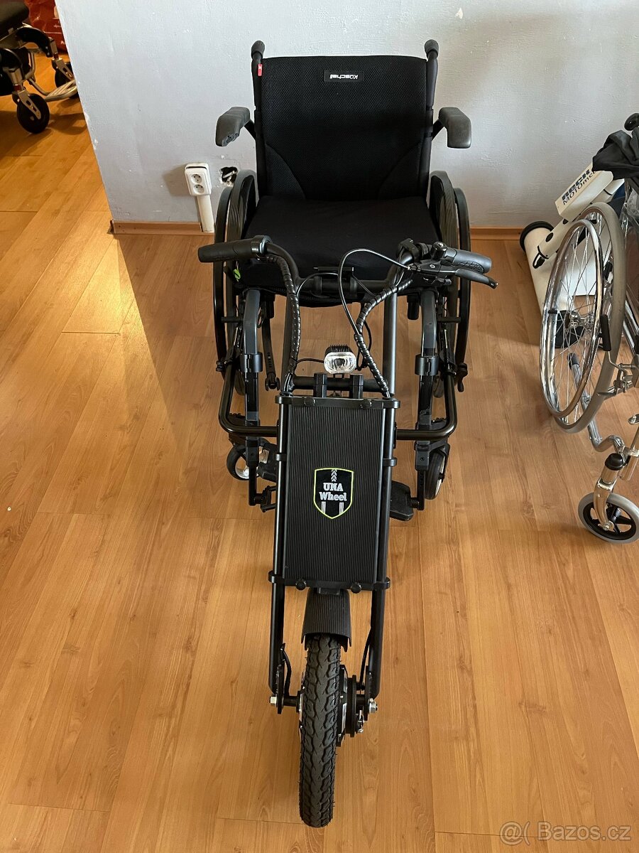 Skládací švýcarský invalidní vozík s pohonem