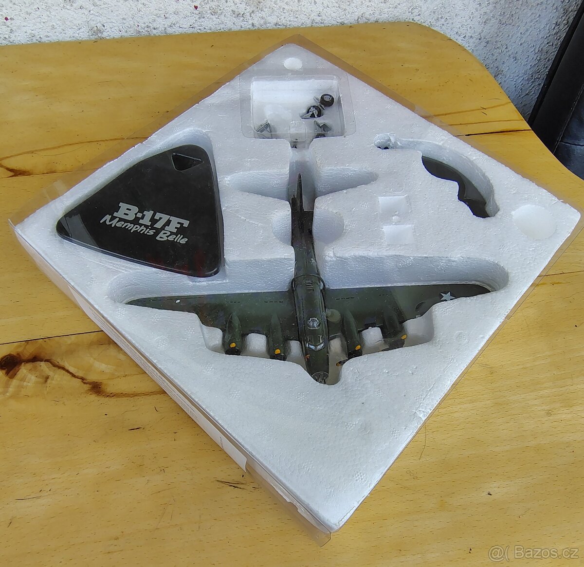 KOVOVÝ MODEL LETADLA - B-17F MEMPHIS BELLE