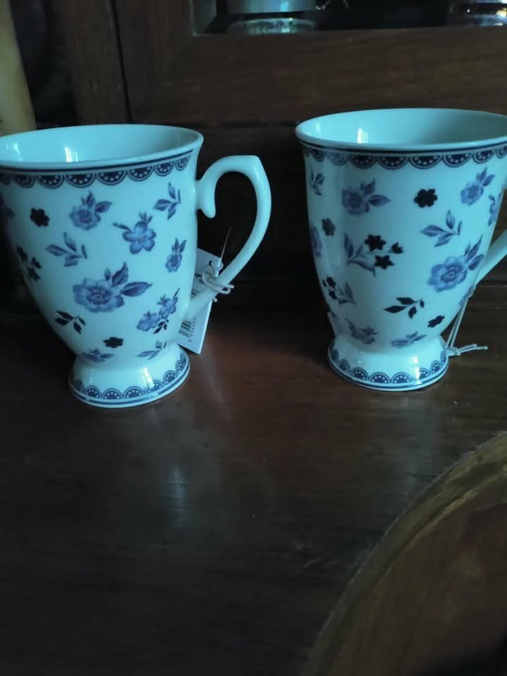 Porcelánový hrnek s modrými kvítky