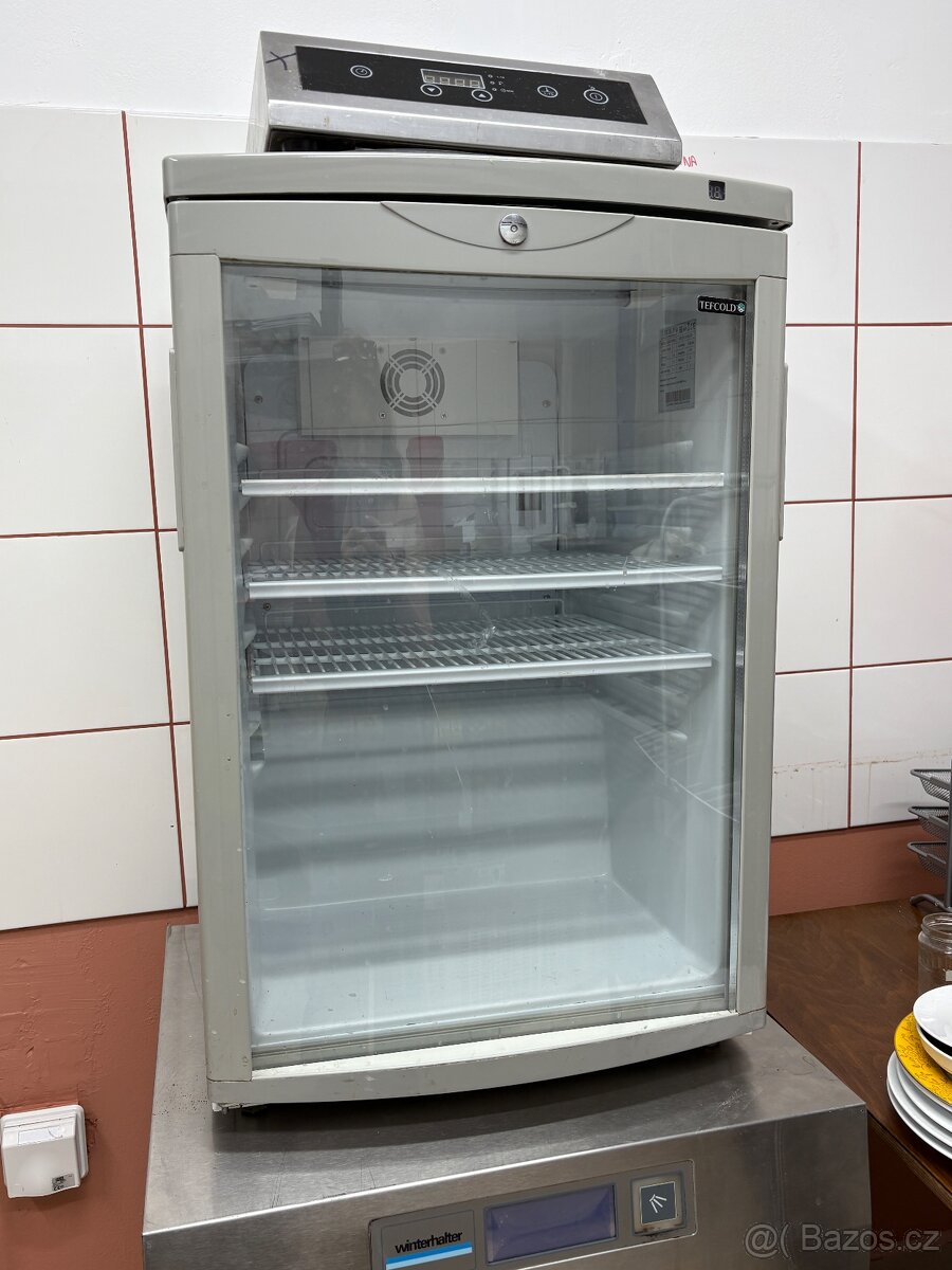 Nefunkční podbarová lednice k opravě