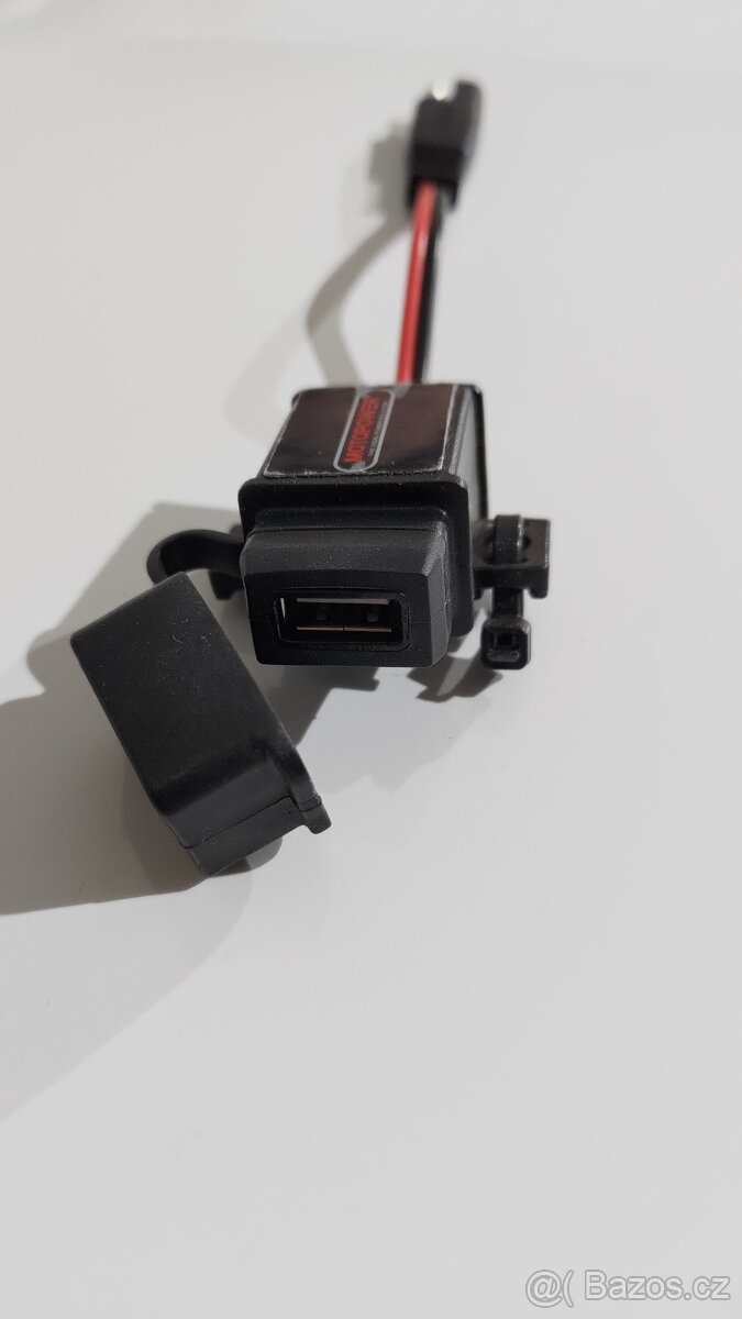 Moto USB nabíječka na mobil