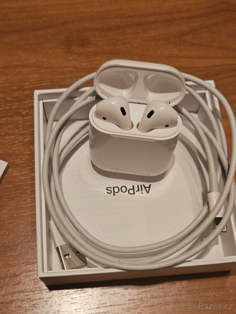Apple AirPods 2 s nabíjecím pouzdrem