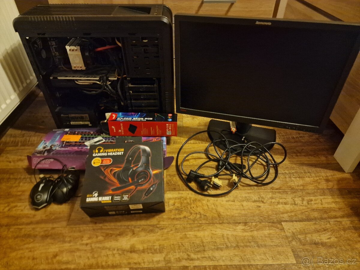 PC z monitorem a příslušenství