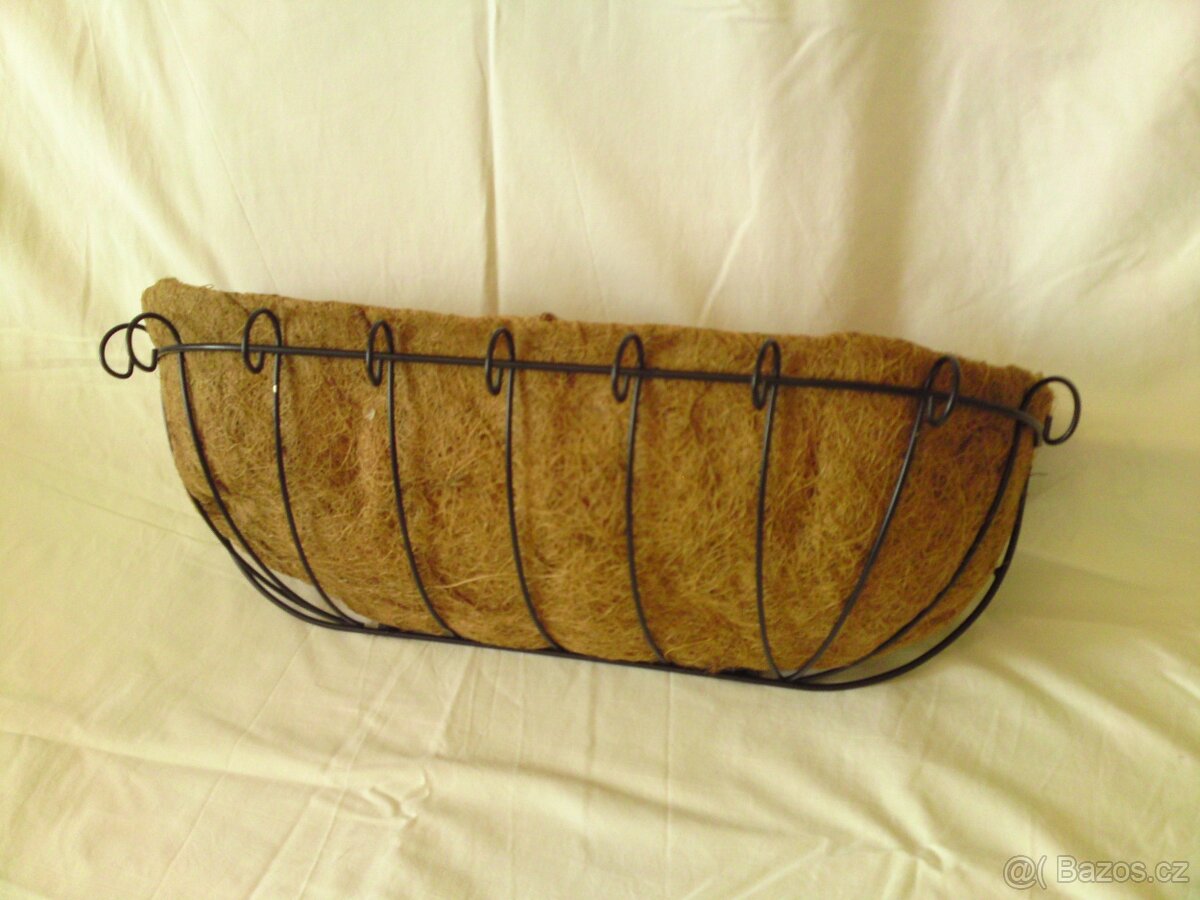 Nástěnný koš na rostliny.