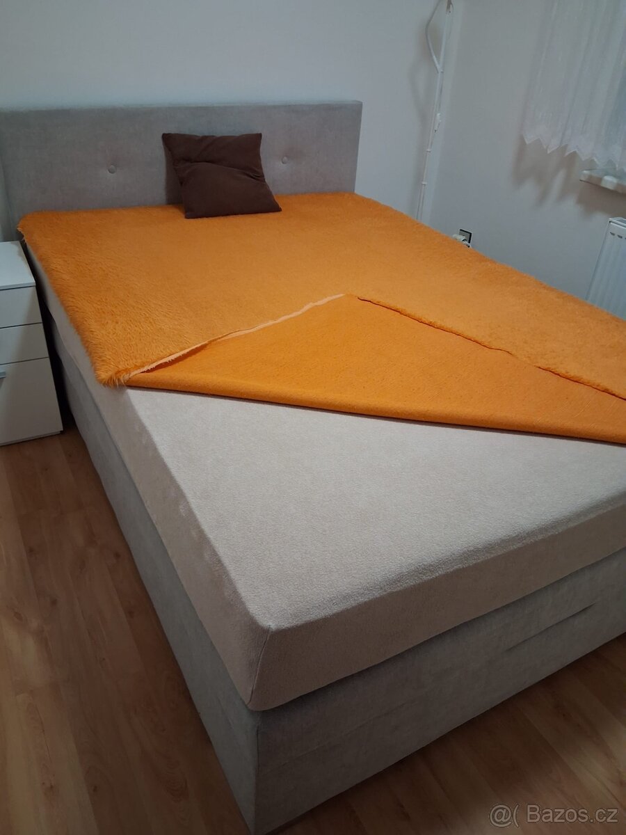 Čalouněná postel s matrací a úložným prostorem